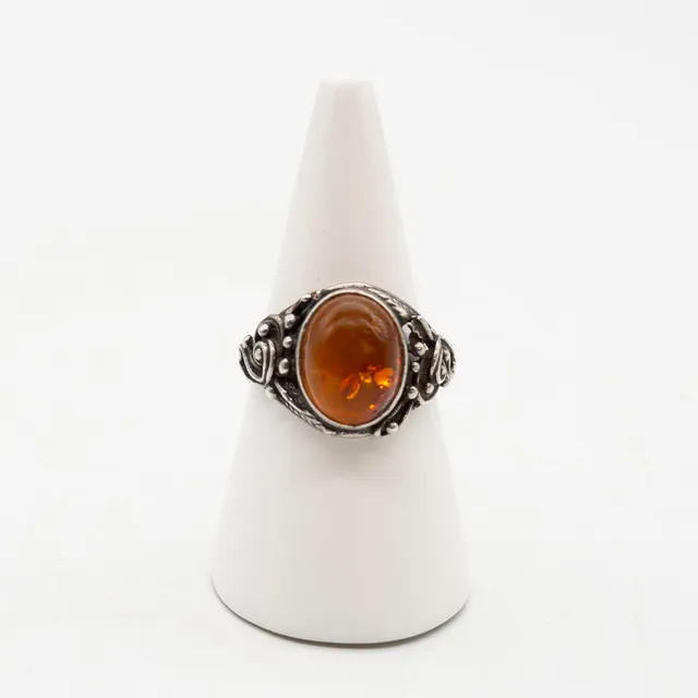 RING, 925ER SILBER, GEPUNZT, BERNSTEINCABOCHON, LP, HANDGEFERTIGT, ANFANG 20. JAHRHUNDERT.