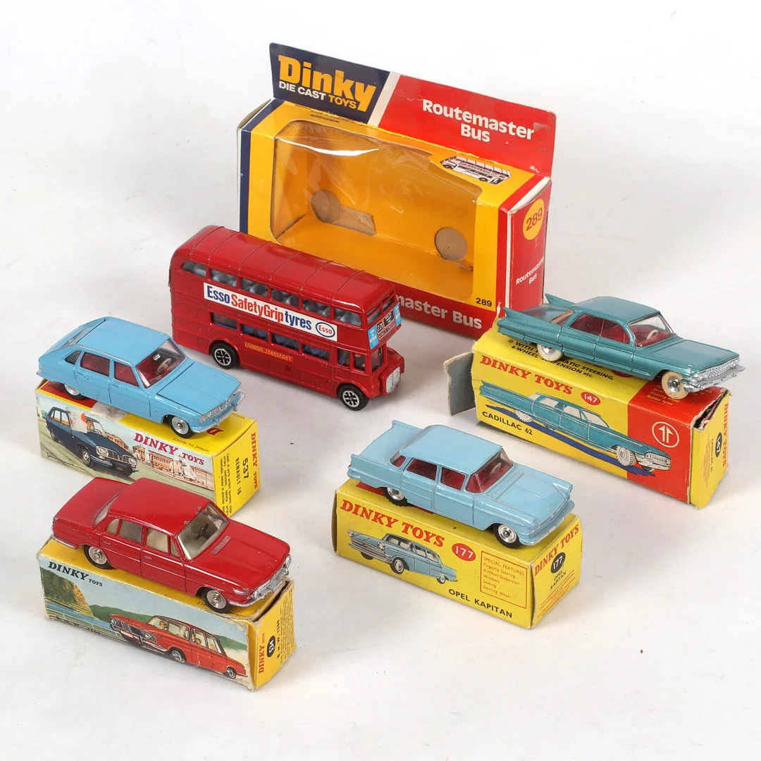 MODELLBILAR, plåt, 5 st, i originalkartonger, Dinky Toys, England/Frankrike. — Toys — Stadsauktion Sundsvall