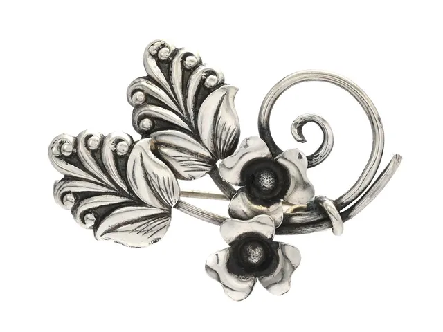 BROSCH, silver, blommor, G. Kaplan, Stockholm 1957, mått 42x 33 mm, vikt 5,9 g.