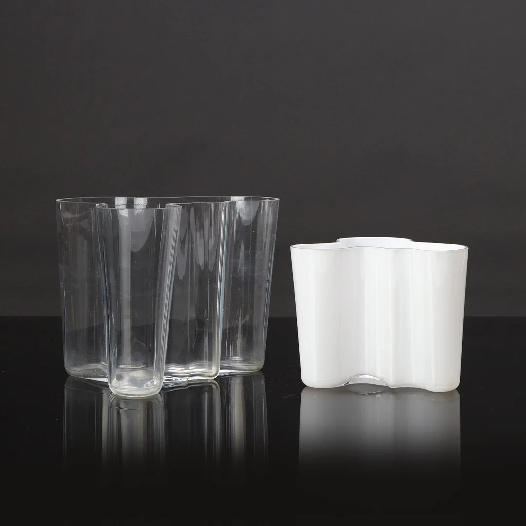 ALVAR AALTO. VASER, TVÅ ST. Glas. "Savoy". Iittala. Etsade märkningar undertill. — Art glass — Skånes Auktionsverk
