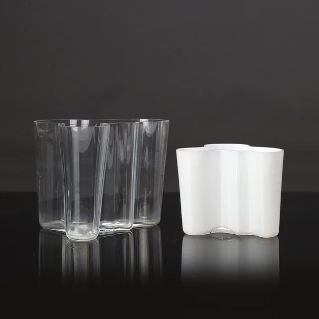 ALVAR AALTO. VASER, TVÅ ST. Glas. "Savoy". Iittala. Etsade märkningar undertill.
