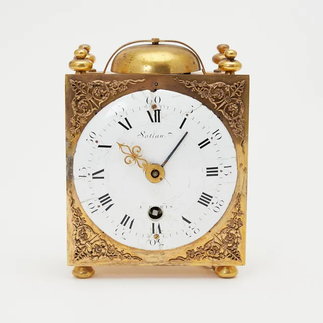 SOTIAU A PARIS. Tischuhr / Comtoise-Wecker, Messing, Emaille, Frankreich, 18. Jahrhundert.