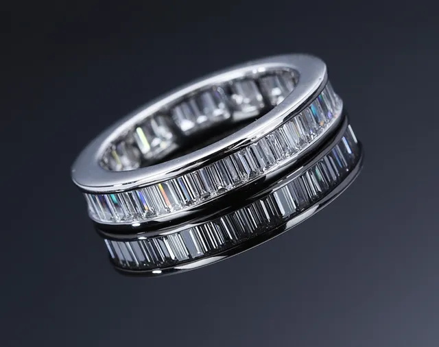 Alliancering af platin med baguetteslebne diamanter, 2.20 ct.