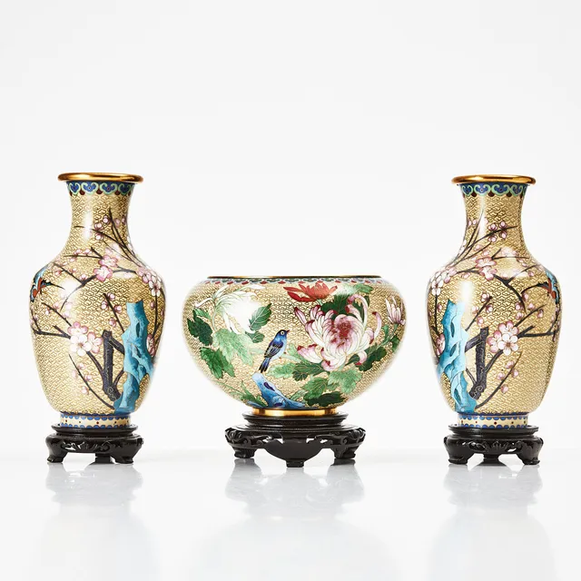 VASER och SKÅL, 3 delar, cloisonné, Kina, 1900-talets andra hälft, dekor av prunus och krysantemum.