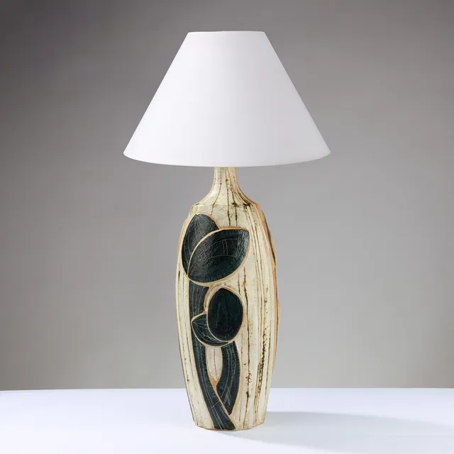 NOOMI BACKHAUSEN (1938-2011). Ekstra stor bordlampe af glaseret stentøj med stiliserede blomsterrelieffer, Søholm, Bornholm, Danmark, 1960/70'erne. Modelnummeret 3084/4.