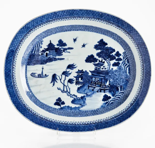 STEKFAT, porslin, Kina, sen Qianlong (1736–1795), dekor av flodlandskap i blåvit underglasyr.