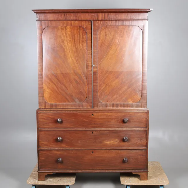 A GEORGE III MAHOGANY LINEN PRESS.
