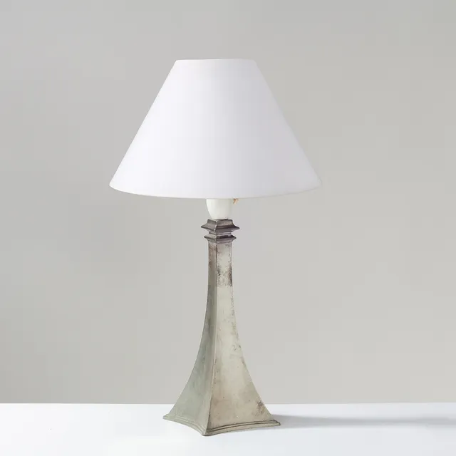 Just Andersen. Konisk bordlampe af tin med firestjernet fod og slank hals, Just Andersen, Danmark, model 2610, Danmark, 1956-1972.