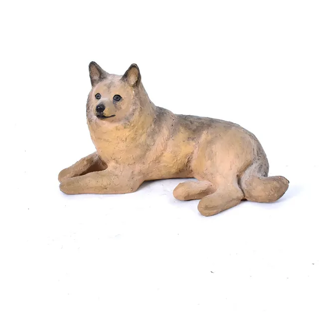 OIDENTIFIERAD KONSTNÄR. Skulptur, bemålad terrakotta, liggande hund, signerad.