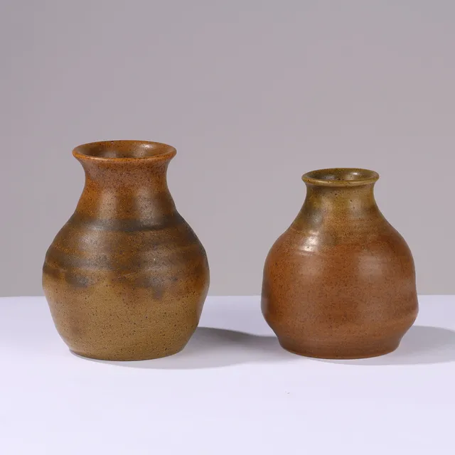 LAURITZ HJORTH: Et par hånddrejede stentøjsvaser glaseret i brune nuancer, Bornholm, Danmark, 1900-tallets midte, (2).