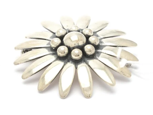 Brosch S800 10,9g år 1956 Ø44mm, blomma