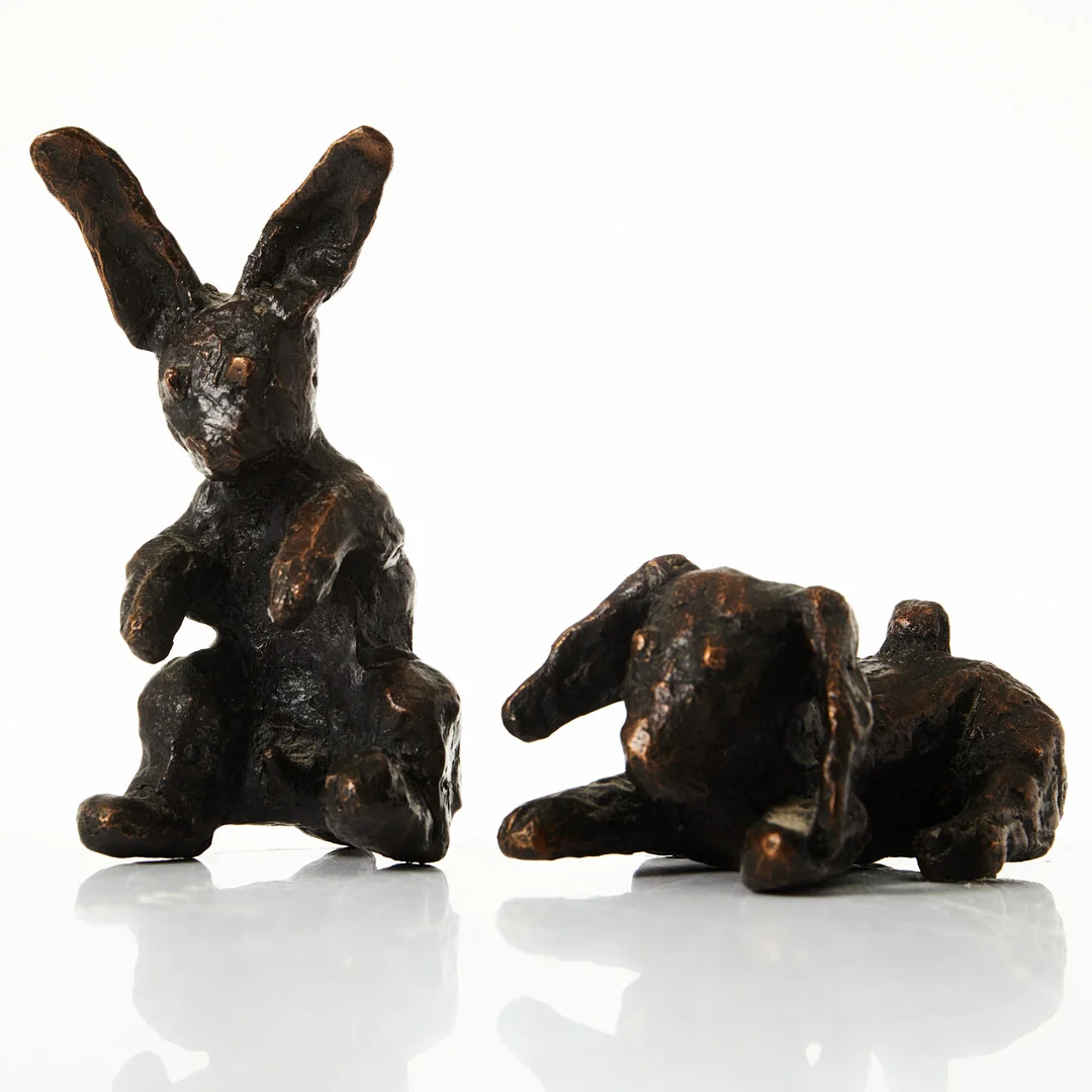 SUSANNE NESSIM (FÖDD 1944). Skulpturer, 2 st, signerade Nessim, patinerad brons, föreställande kaniner, märkning FFA London. — Sculptures & Bronzes — Stockholms Auktionsverk Magasin 5