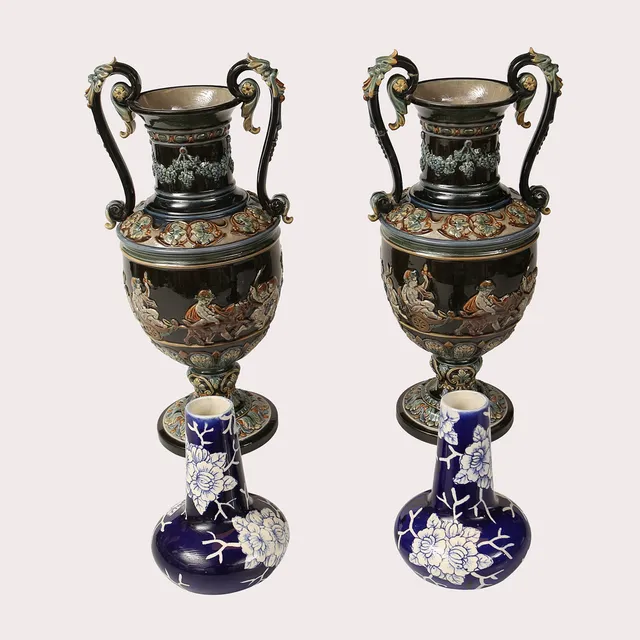 VASER MED HÄNKLAR. Ett par, keramik, polykroma, Nyrenässans. VASER. Ett par blomstermotiv Jugend. 1800-talets slut och 1900-tal.
