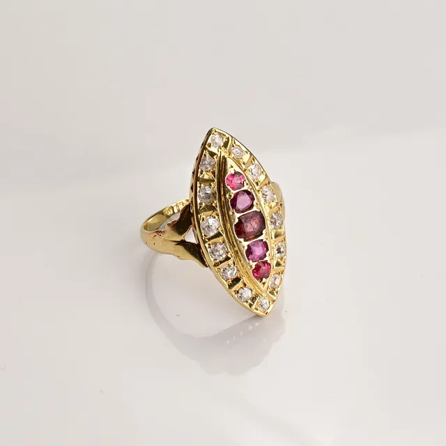 ANTIQUE HALLMARKED 18CT GOLD RUBY AND DIAMOND MARQUISE RING.