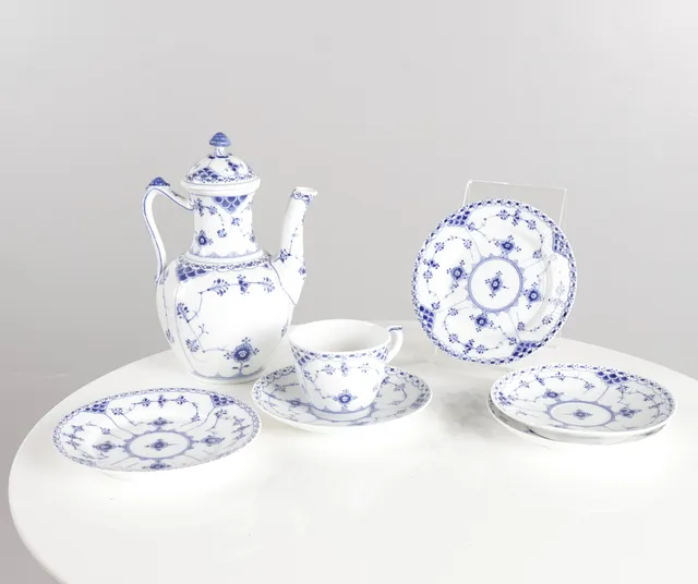 ROYAL COPENHAGEN. Samling diverse Musselmalet servicedele af porcelæn (7).