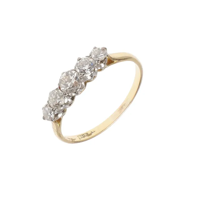 A DIAMOND FIVE STONE RING.