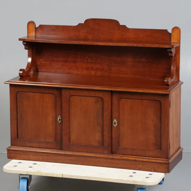 A VICTORIAN MAHOGANY TABLE TOP CUPBOARD.