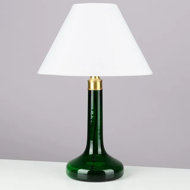 GUNNAR BIILMANN PETERSEN. Bordlampe af mørkegrønt glas, montering af messing, Holmegaard for Le Klint, model 343, Danmark, designet 1948.