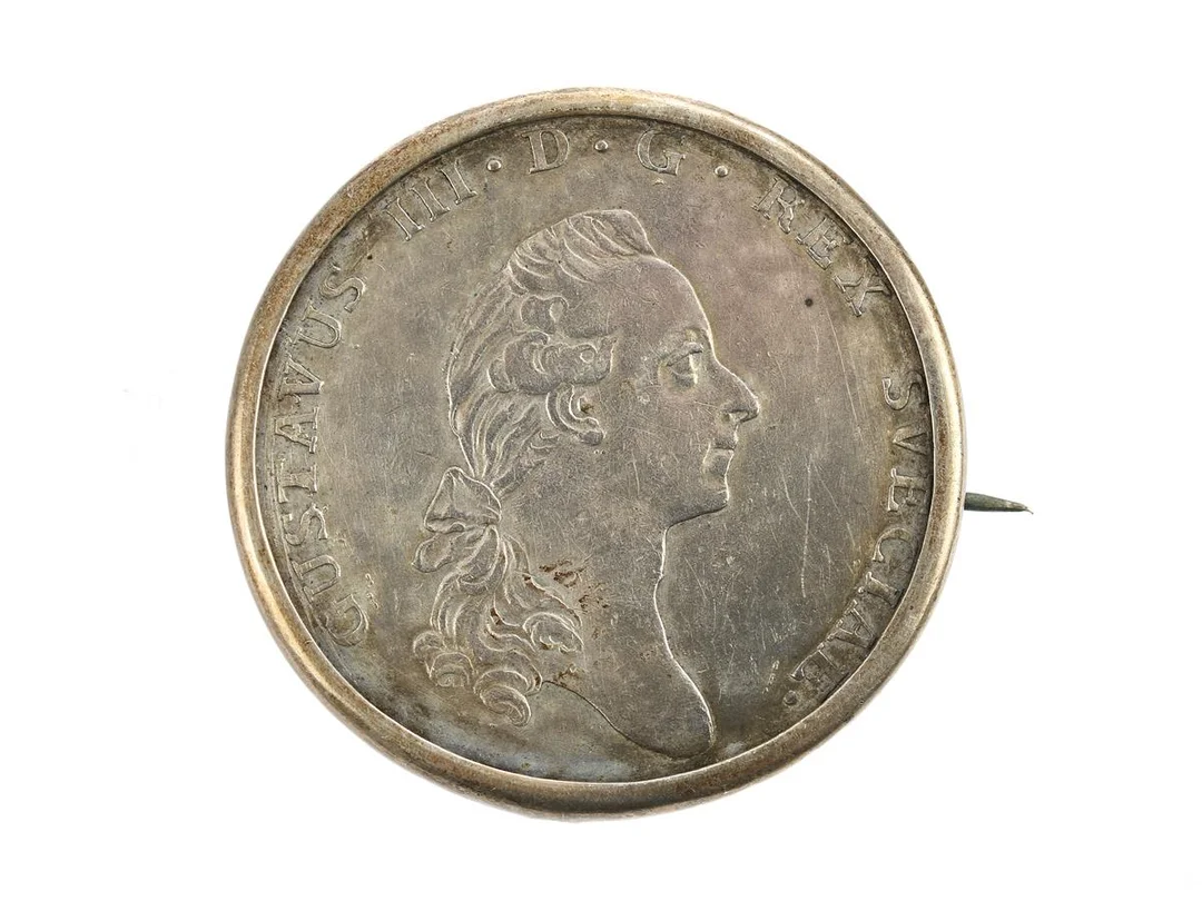 BROSCH, silver, tillverkad av en Riksdaler 1776, vikt 32,9 g. — Smycken/Brosch — Kaplans