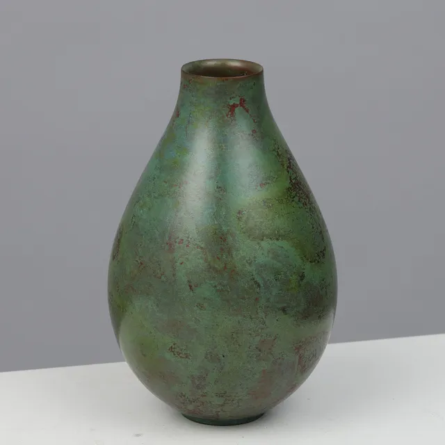 HASEGAWA YOSHIHISA (1928-2002). En japansk dråbeformet vase af grønpatineret bronze med røde nuancer, Japan, Showa (1926-1989).