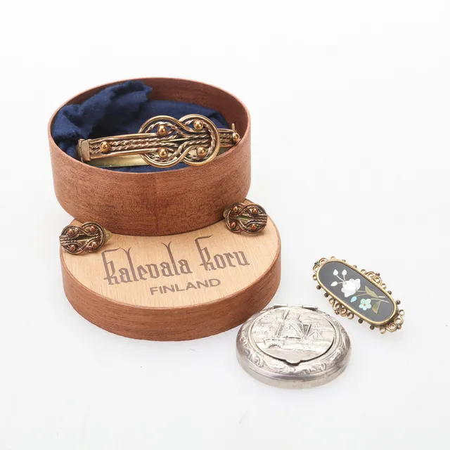 KALEVALA KORU, brons, armbandsring och örhängen/clips, pillerask i Silver, brosch.