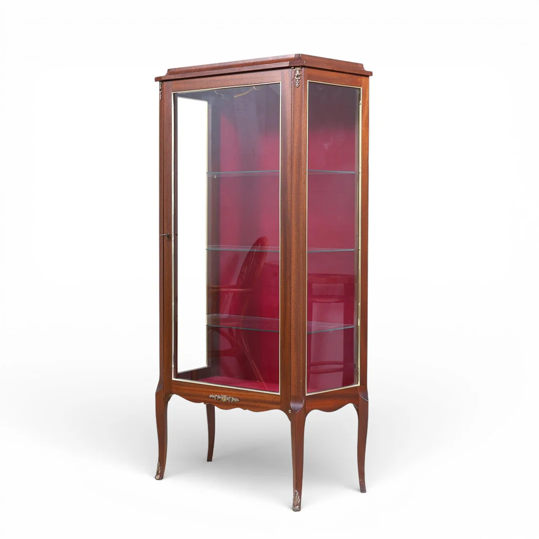 VITRINSKÅP, Louis XV-stil, 1900-tal. — Cupboards, Cabinets & Shelves — Gomér & Andersson Nyköping