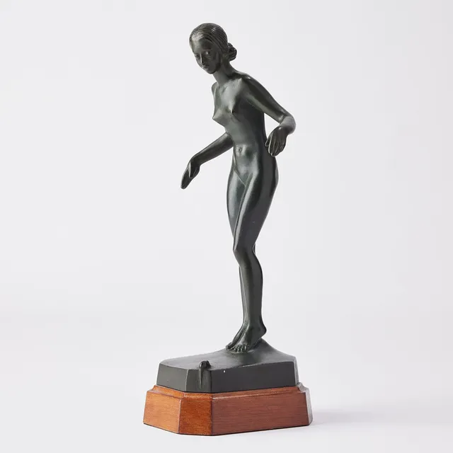 CARIN NILSON. Woman and a mouse.