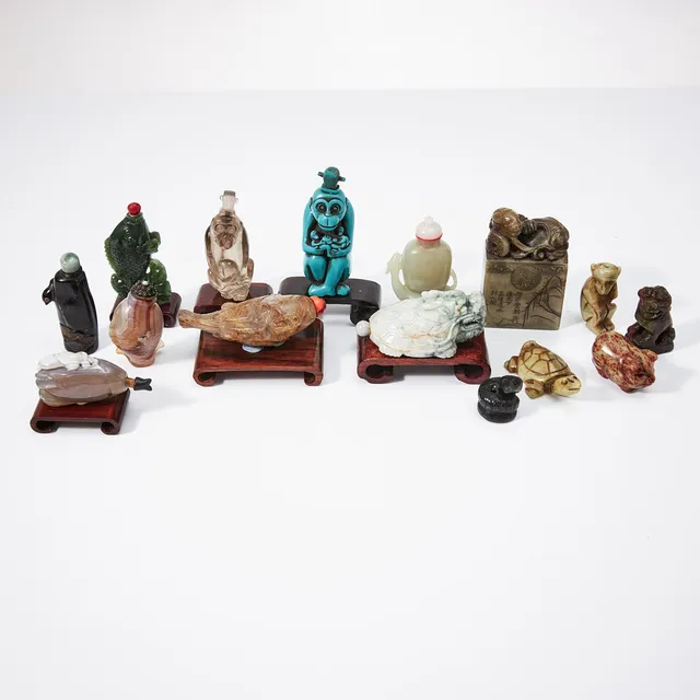 SNUSFLASKOR, MINIATYRFIGURER, 15 st., varierande stenarter och konstmassa, Kina, 1900-tal, några med träsockel.