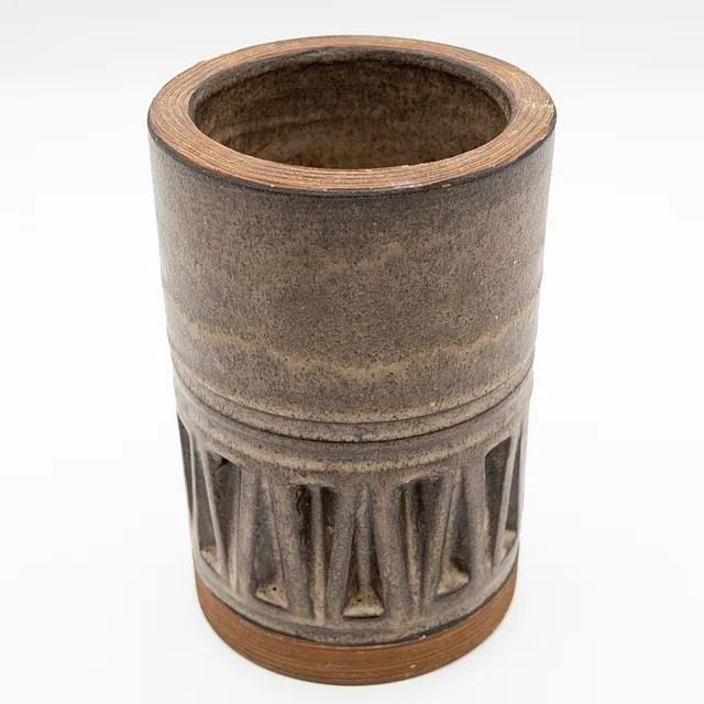 IRMA YOURSTONE. HOHE, ZYLINDRISCHE VASE, UPSALA EKEBY, SCHWEDEN, STEINZEUG, 1960ER JAHRE.
