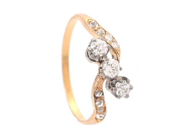 RING, 18K guld, med åttkantslipad, rosenslipade, samt gammalslipade diamanter ca 0,25 ctv, ca TW-W/VS-SI, stl 16,5 mm, vikt 1,4 g, en rosenslipad utbytt mot åttkantslipad, skador på en av diamanterna.