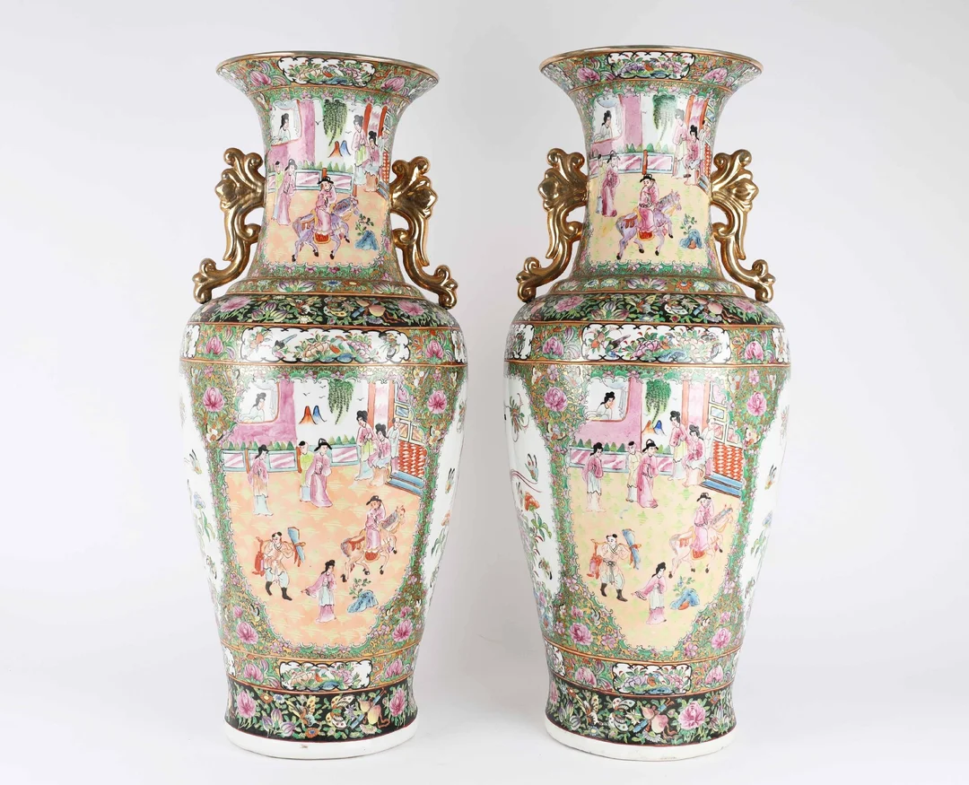 A pair of Chinese 'Canton' porcelain vases, second half of the 20th century (2) — Hobby and collectibles/Asian art — Lauritz