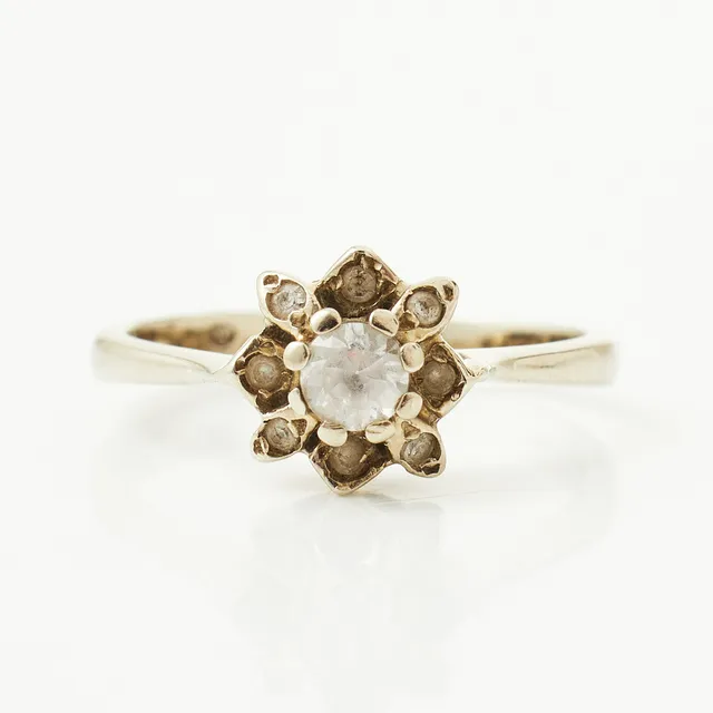 RING, 18 k rodierat vitguld, vita fasettslipade stenar.
