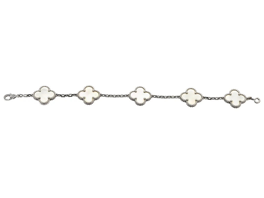 VAN CLEEF & ARPELS, armband, Alhambra, 18K vitguld, pärlemor, längd 16 cm, vikt 11,7 g originaletui. — Smycken/Armband — Kaplans