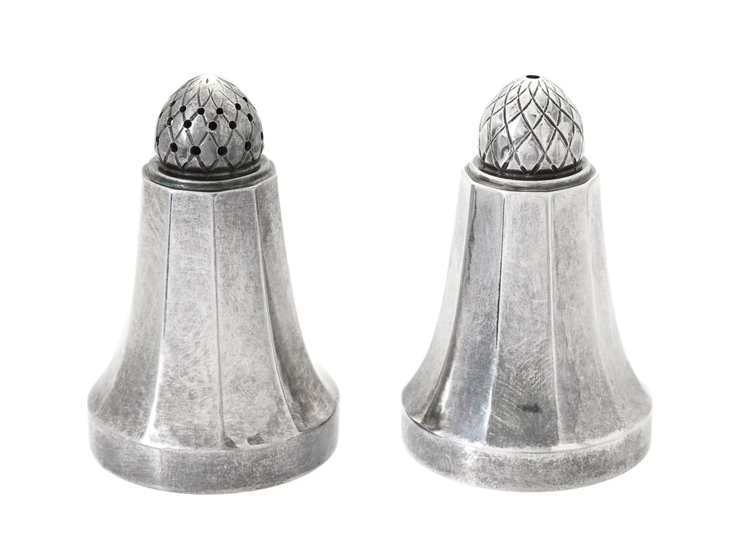 GEORG JENSEN, salt-och pepparkar, 423B, sterlingsilver, höjd 4,5 cm, vikt 36,6 g, svåröppnade i botten. — Silver/Övrigt — Kaplans
