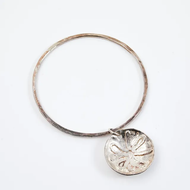 ROSA TAIKON (1926-2017), armring, sterlingsilver, Trollbäcken 1972, hamrad dekor, skålformat hänge, dekor av tvinnad tråd.