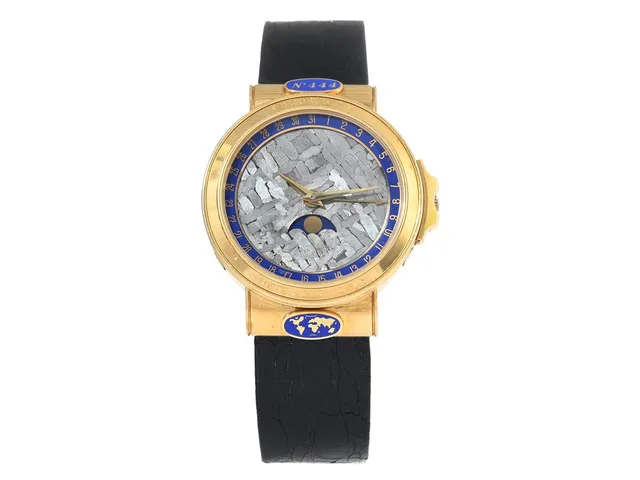 CORUM, Meteorite Peary, Serie nr. 189239, Ref nr. 61.450.56, Boett nr. 467068 / 444, herrur, 34,5 mm, 18K guld, automatisk, safirglas, datum, månfas, meteoriturtavla, läderband, originalspänne i doublé, cert, december 1990.