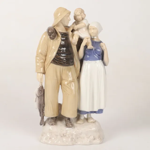 AXEL LOCHER. Figurin, porslin, fiskare med fru och barn, Bing & Grøndahl, Danmark.