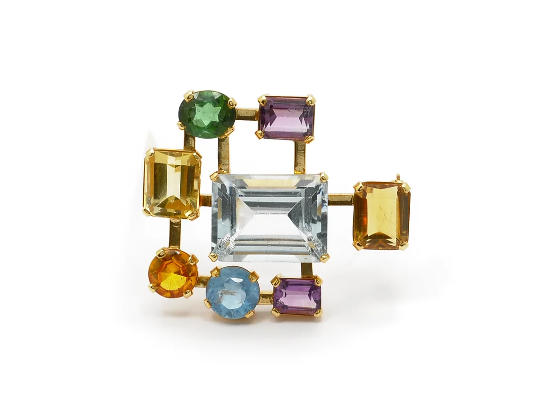 BROSCH, 18K guld, diverse ädelstenar, 2 skadade, vikt 26,6 g, Stockholm 1967. — Smycken/Brosch — Kaplans