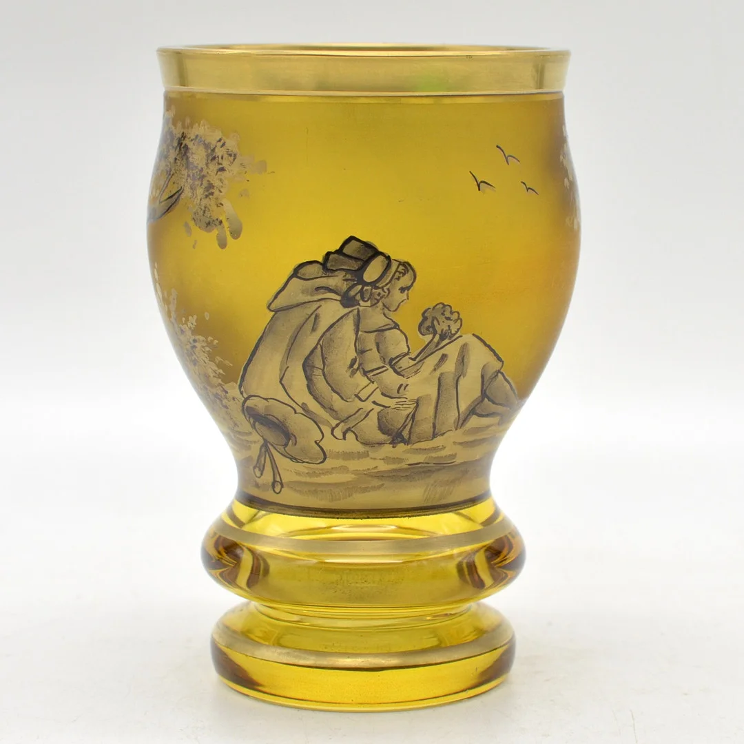 K. CHRISTOF. RANFTBECHER, JOH. OERTEL & CO., PÄRCHENMOTIV, KRISTALLGLAS UND MESSINGMONTUR, HANDBEMALT, HAIDA, UM 1900. — Art glass — Kunst- und Auktionshaus Kleinhenz