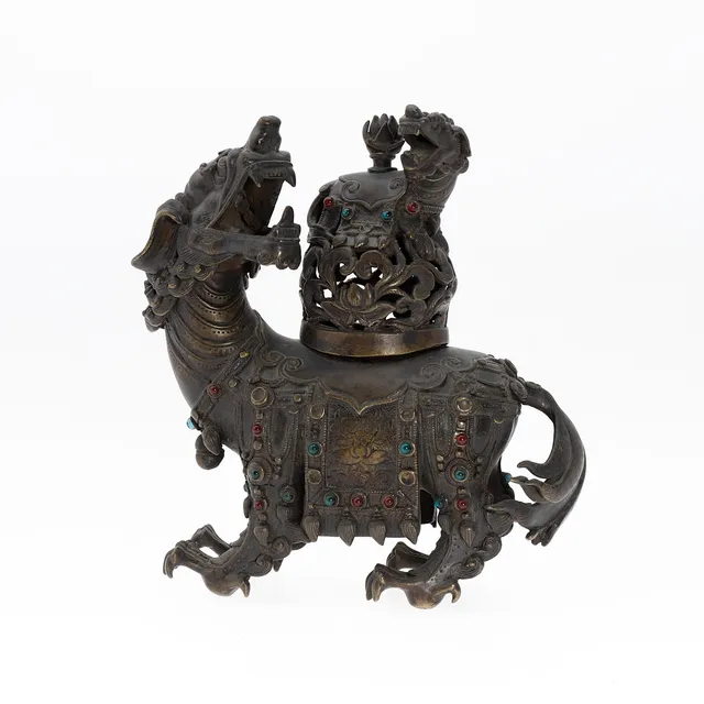 "Foo dog", Chinese censer in patinated bronze with glass cabochons applications, early decades of the 20th Century.