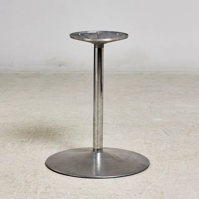 VERNER PANTON. Centralfot, förkromad metall samt aluminium.