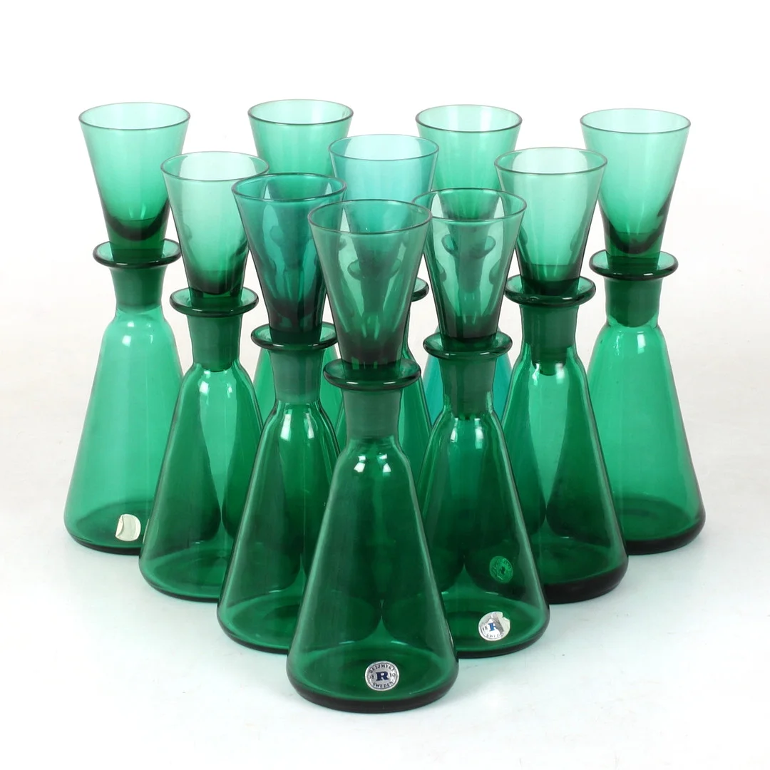 FLASKOR med SNAPSGLAS, 10 st, Reijmyre, 1900-tal. — Utility glass — Stadsauktion Sundsvall