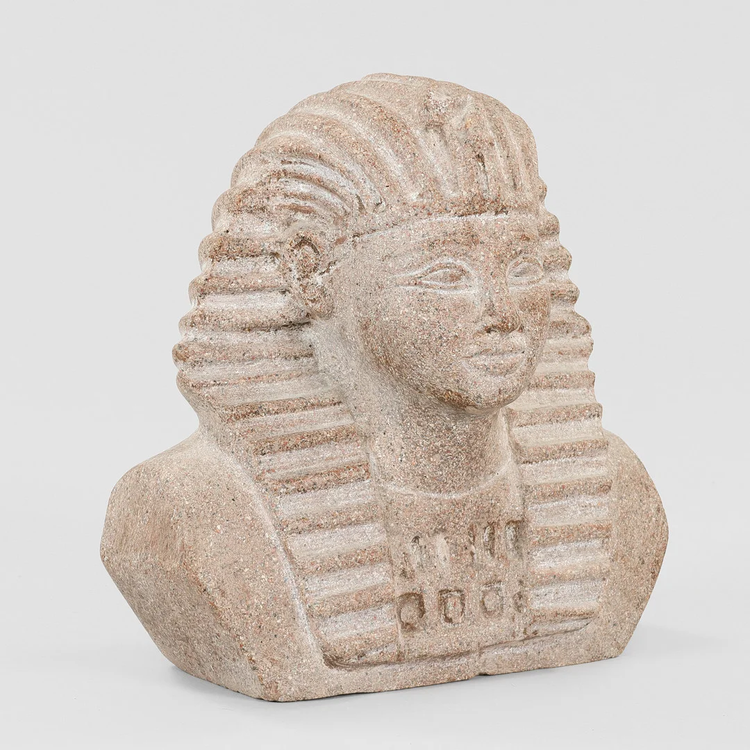 Buste af Tutankhamun af porfyr eller sten. 20 årh. — Sculptures & Bronzes — Palsgaard Kunstauktioner