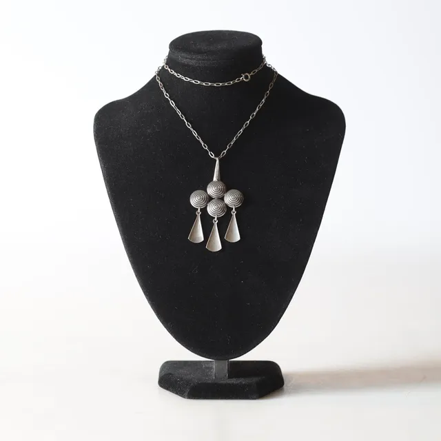 HÄNGE, med kedja, silver. Totalvikt ca 13,8 gram.
