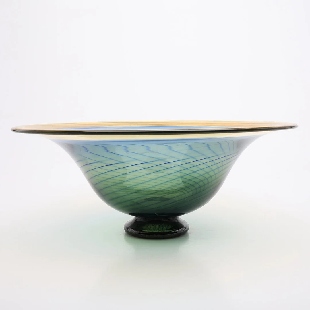 WILKE ADOLFSSON (FÖDD 1940). SKÅL PÅ LÅG FOTKLACK, WILKES STUDIOGLAS, ORREFORS 1992. — Art glass — Crafoord Auktioner Lund