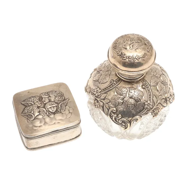 A GLASS AND SILVER SCENT BOTTLE AND A TRINKET BOX.