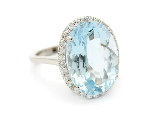 RING, 18K vitguld, ovalslipad akvamarin 11,57 ct, briljantslipade diamanter 0,47 ctv, ca TW/VS, stl 17 mm, vikt 7,6 g, en diamant skadad.