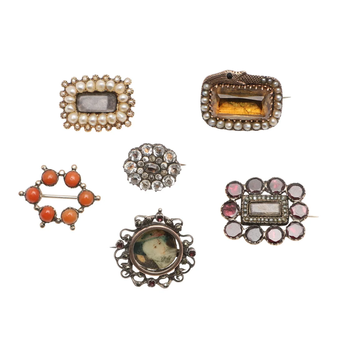 A GEORGE III CITRINE AND PEARL MOURNING BROOCH. — Brooches & Pendants — Lawrences Auctioneers
