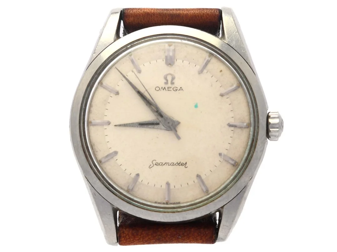 OMEGA, Seamaster, Cal 284, Serie nr. 16050196, Ref nr. CK 2938, Boett nr. 2938-2 SC, herrur, 36 mm, stål, manuell, plexiglas, skadad urtavla, skadad boett (böjda bandhorn), läderband, ca 1958. — Klockor/Omega — Kaplans