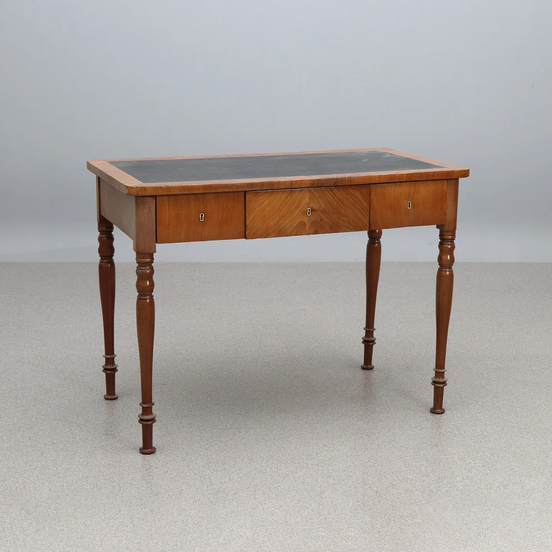DAMSKRIVBORD. Mahogny med pergamoid, 1800-talets senare del. — Desks — Skånes Auktionsverk